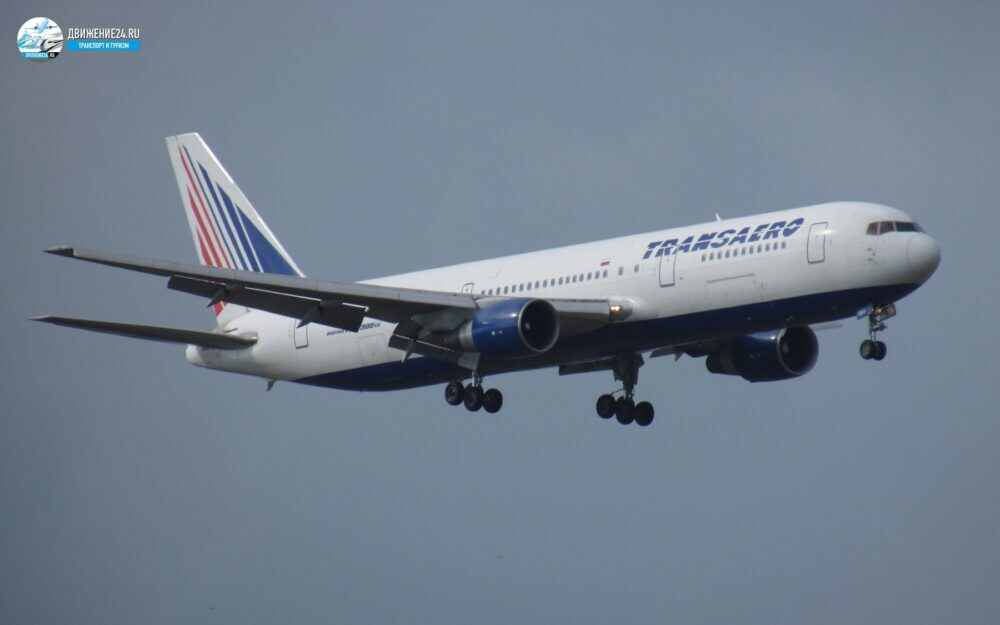 Самолет Трансаэро в воздухе