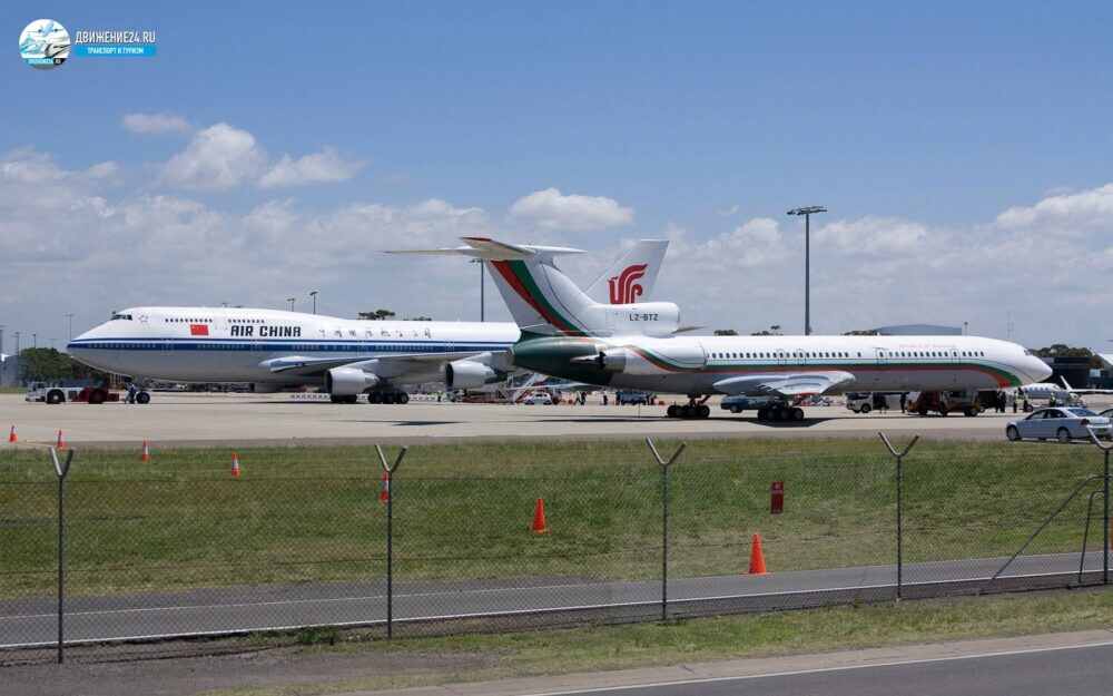 Самолеты на стоянке в аэропорту