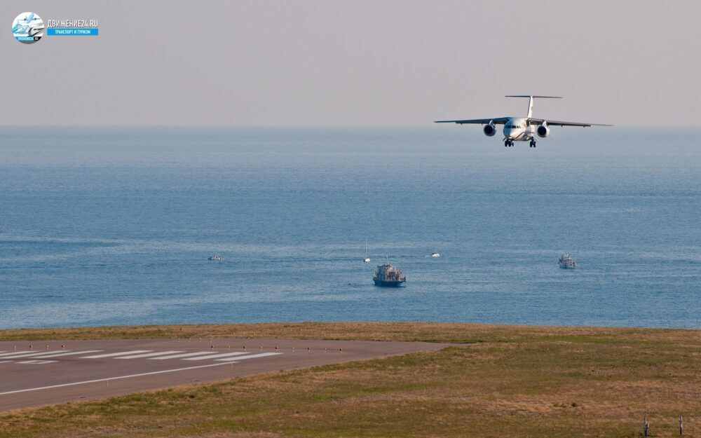 Самолет идет на посадку со стороны моря