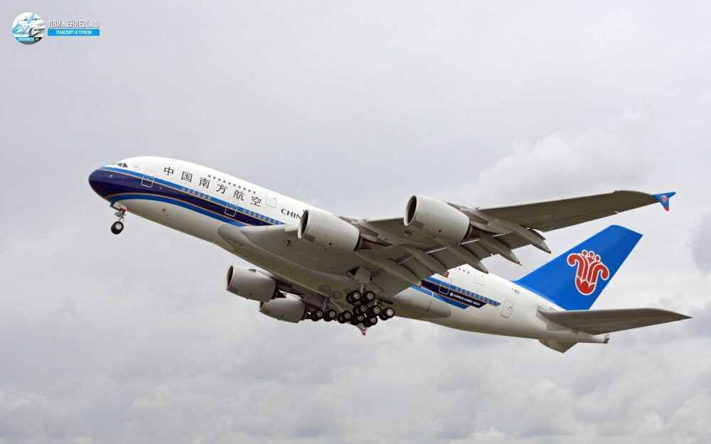 Самолет в небе после взлета