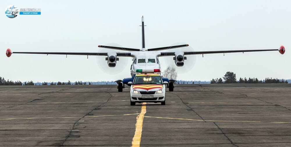 Автомобиль сопровождения самолета