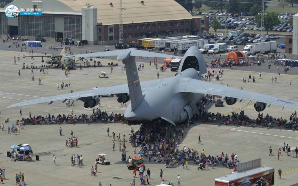 Военный транспортный самолет США