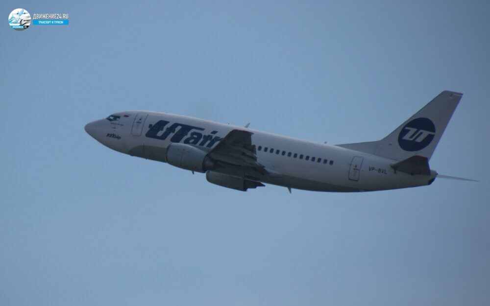 Самолет Ютэйр в небе