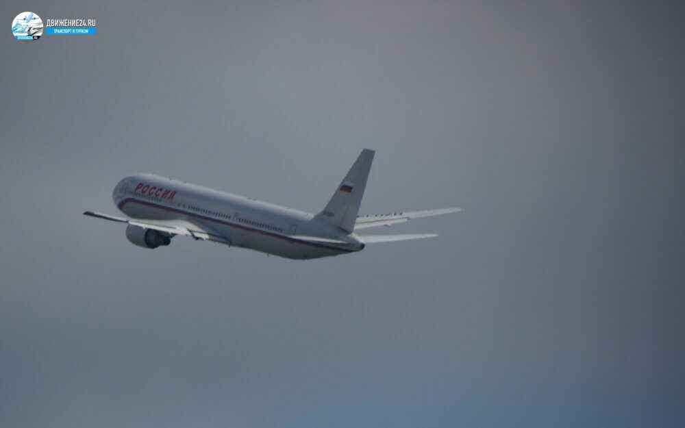 Самолет в небе