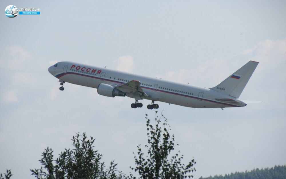 Самолет в небе