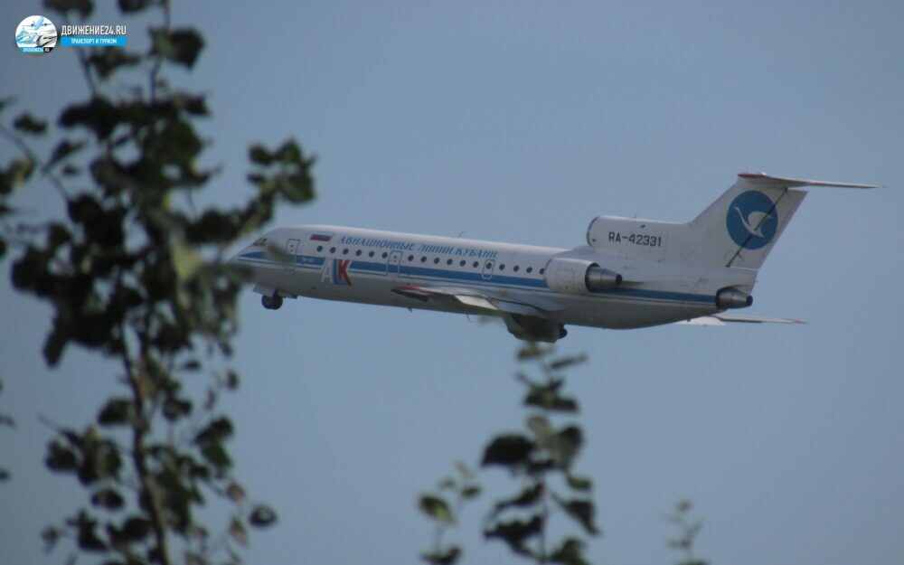 Самолет ЯК-40 в небе