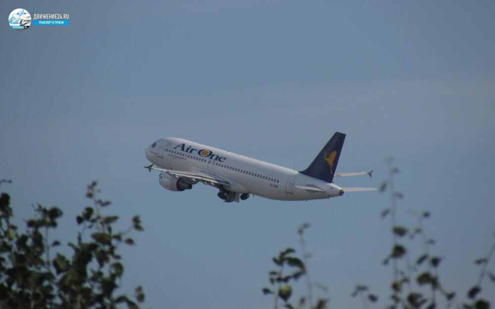 Самолет в небе