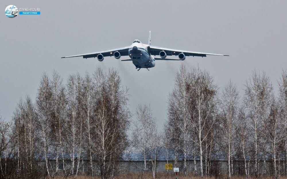 Самолет Ан-124 Руслан в небе