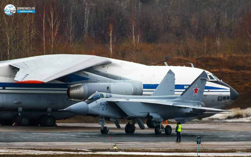 Самолет ИЛ-76 и истребитель на летном поле