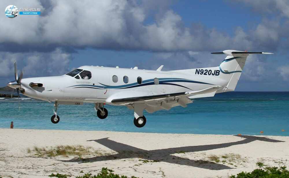 Небольшой винтовой самолет над пляжем