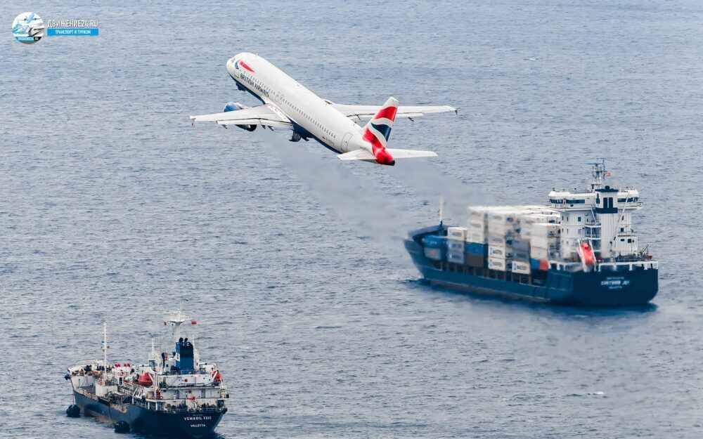 Самолет после взлета над морем