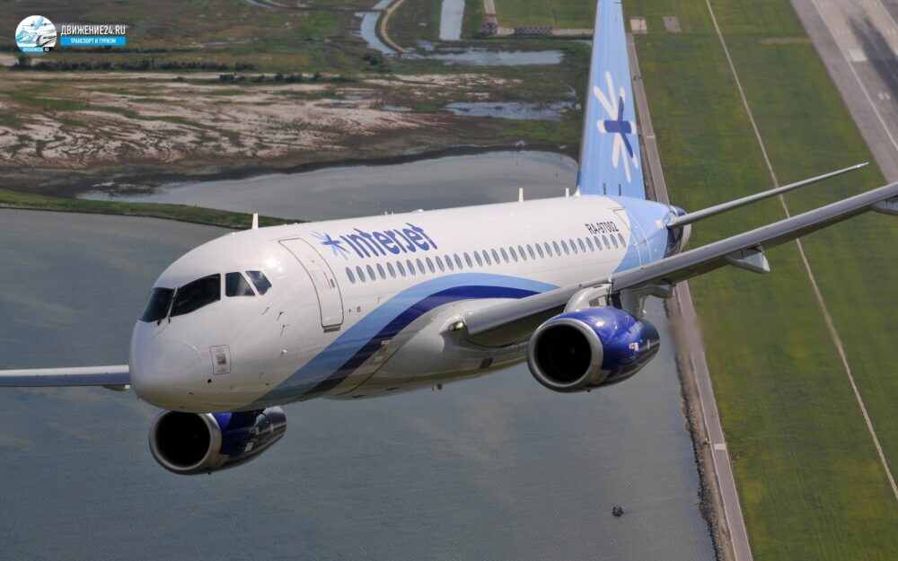 Самолет в небе вид спереди