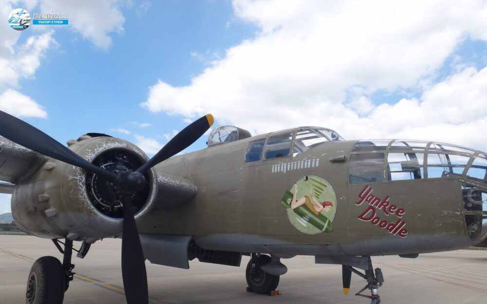 военный самолет с винтом