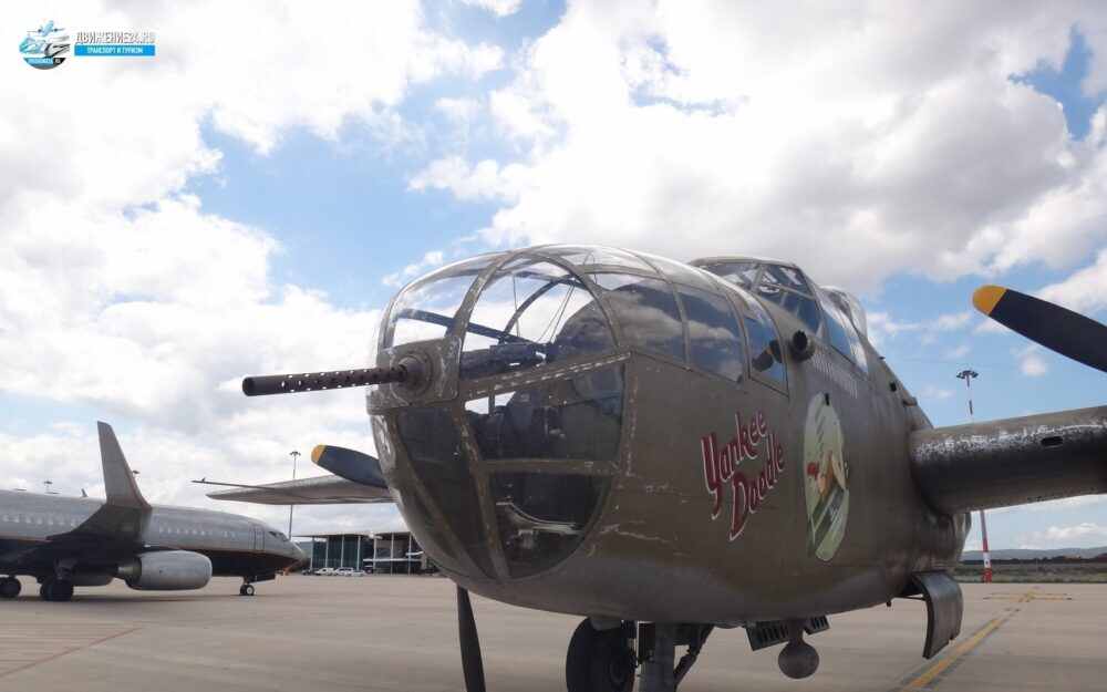 военный самолет с винтом