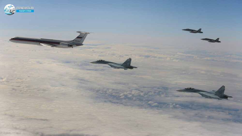 Самолет и истребители в сопровождении