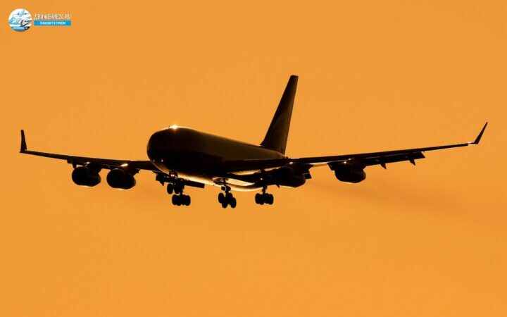 самолет в небе