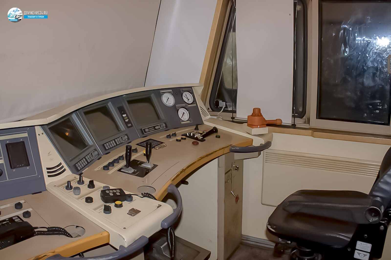 Кабина электровоза 2ЭС6