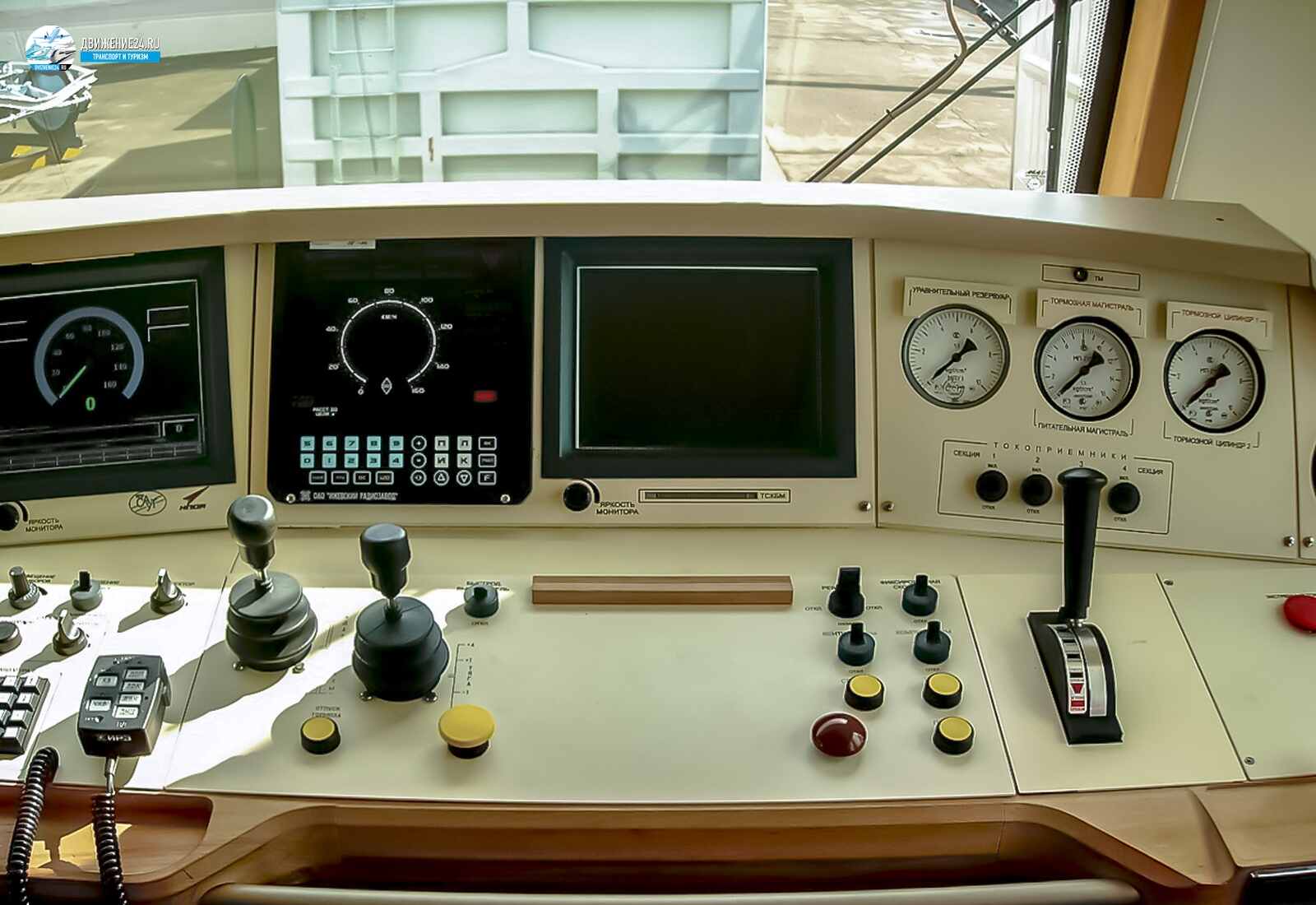 Кабина электровоза 2ЭС6