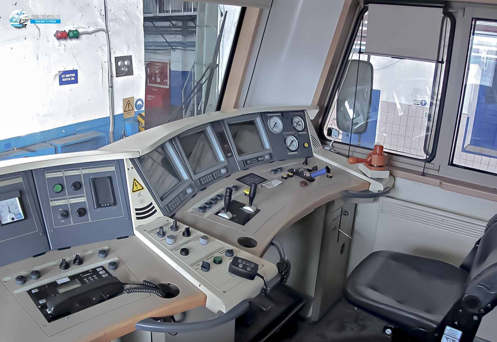 Кабина электровоза 2ЭС6