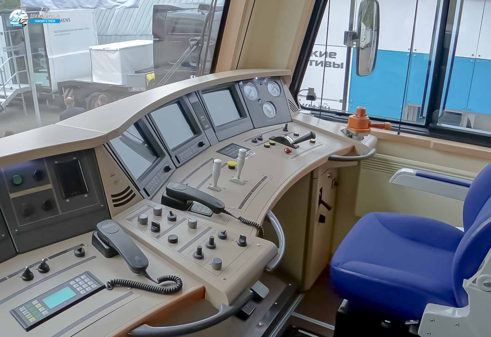 Кабина электровоза 2ЭС7