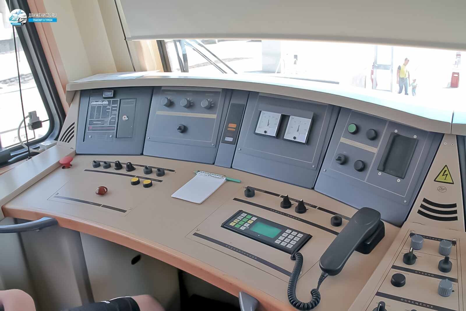 Кабина электровоза 2ЭС7