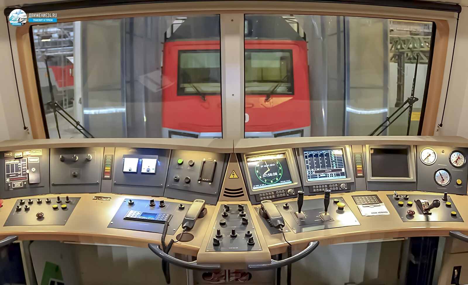 Кабина электровоза 2ЭС7