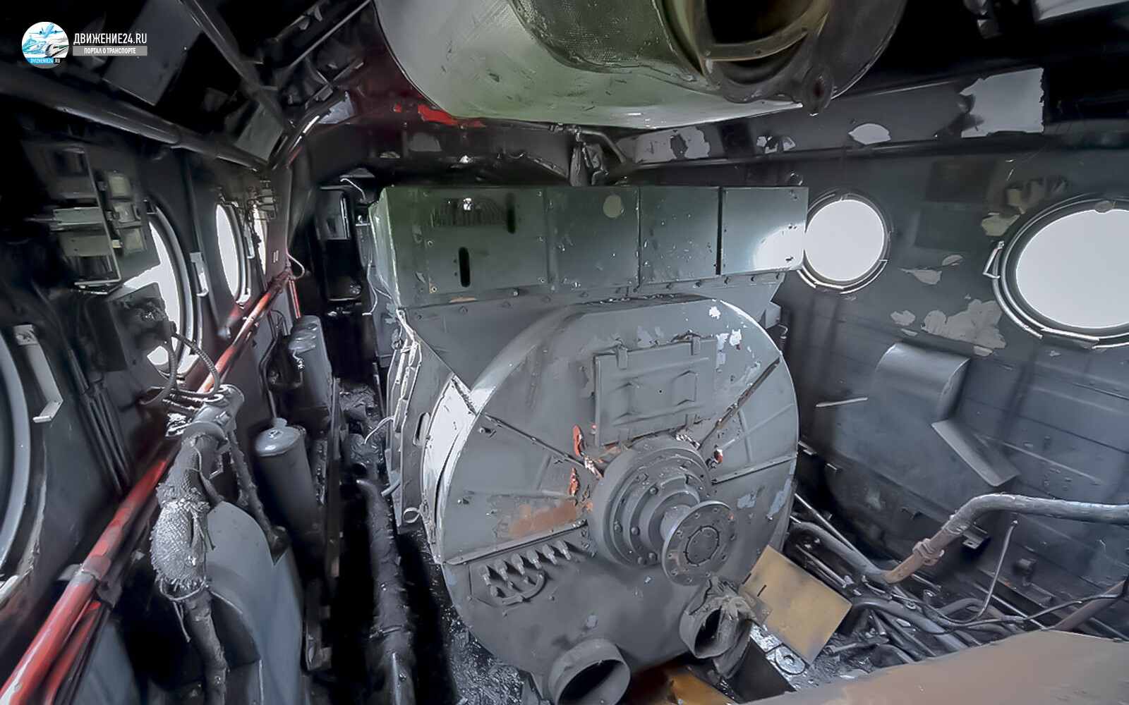 Машинное отделение тепловоза 2тэ121