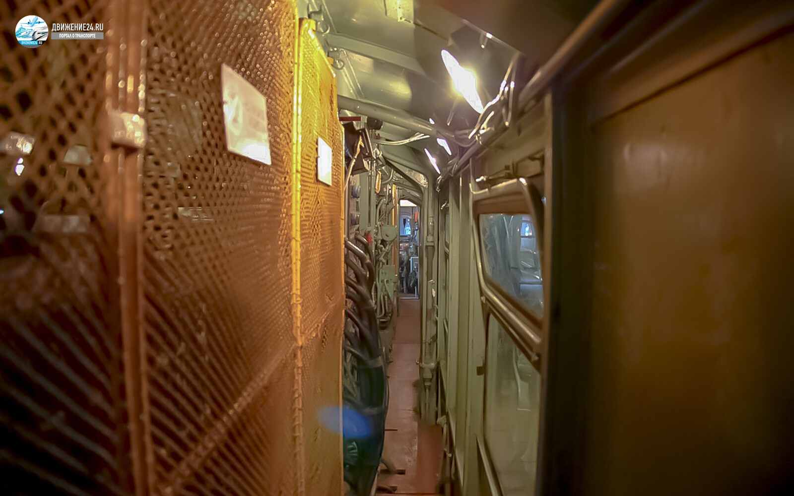 Машинное отделение электровоза ЧС2