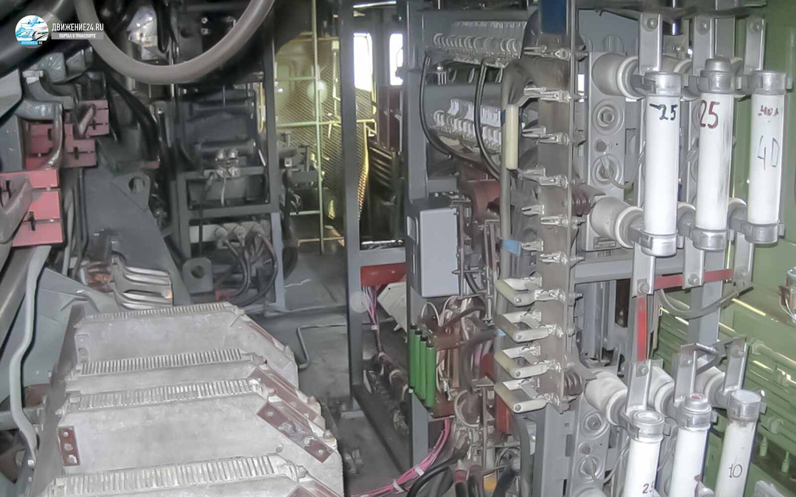 Машинное отделение электровоза ЧС2