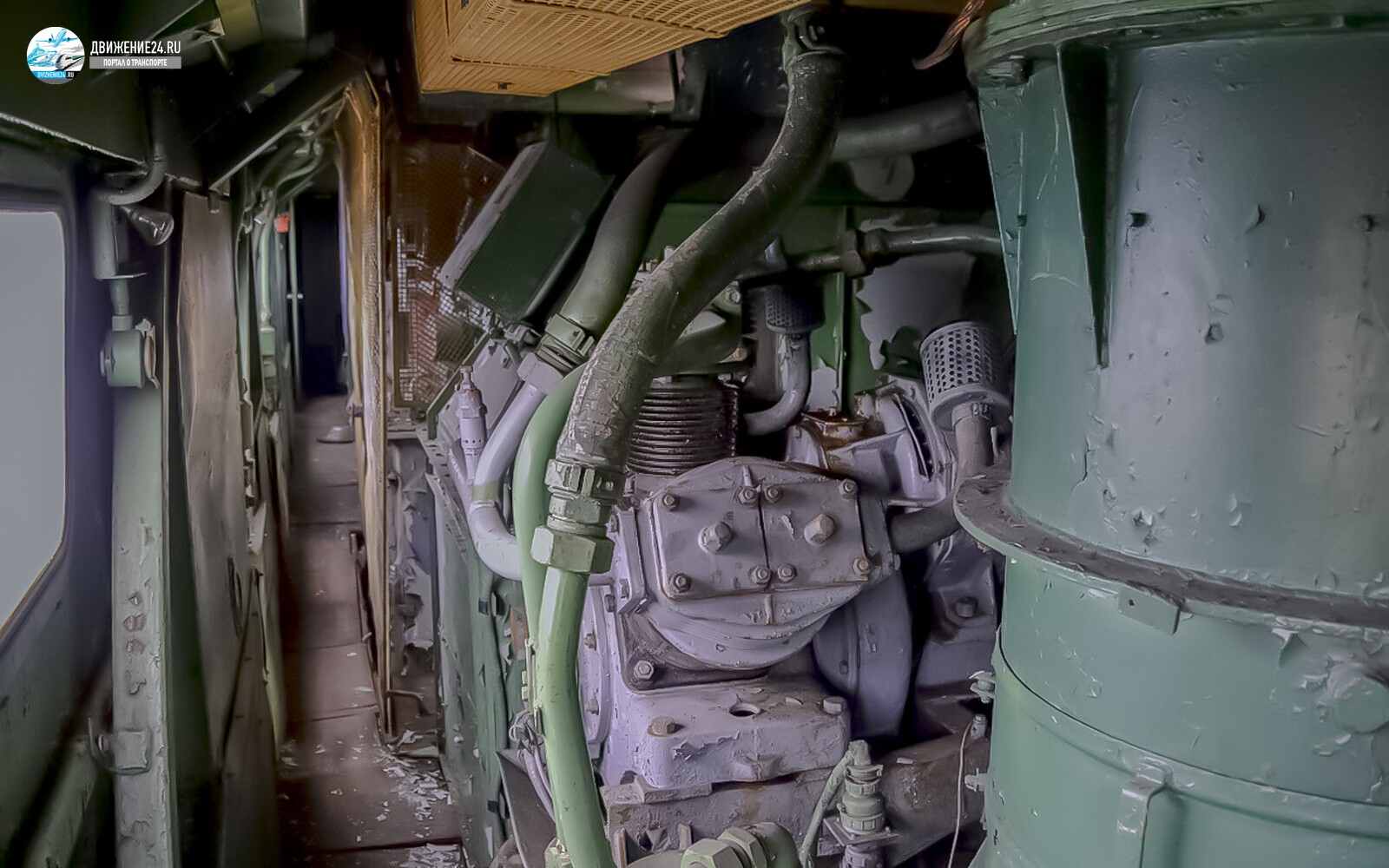 Машинное отделение электровоза ЧС4