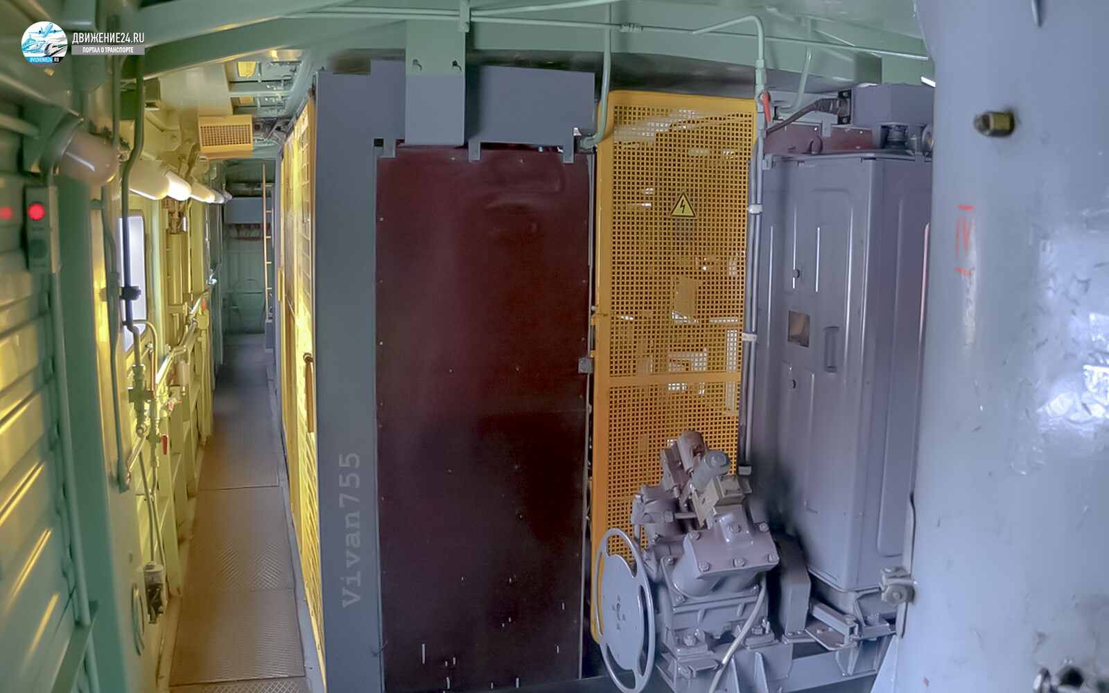 Машинное отделение электровоза ЧС4т