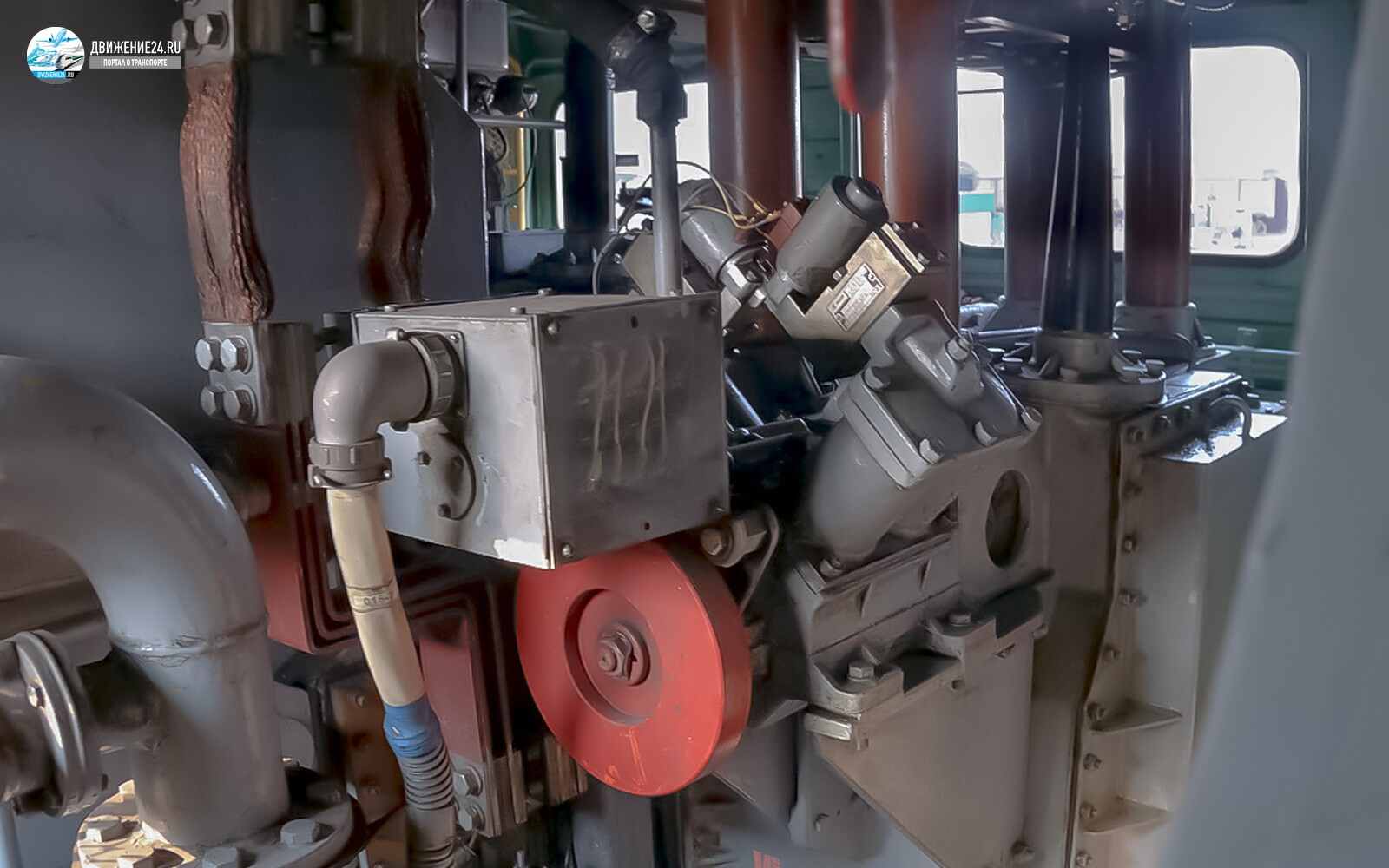 Машинное отделение электровоза ЧС4т