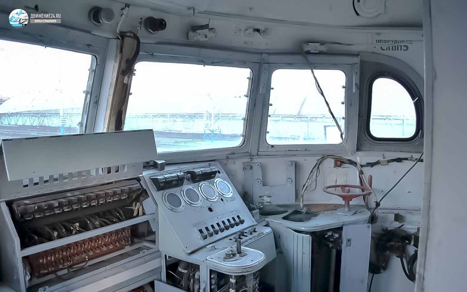 Кабина электропоезда ЭР2