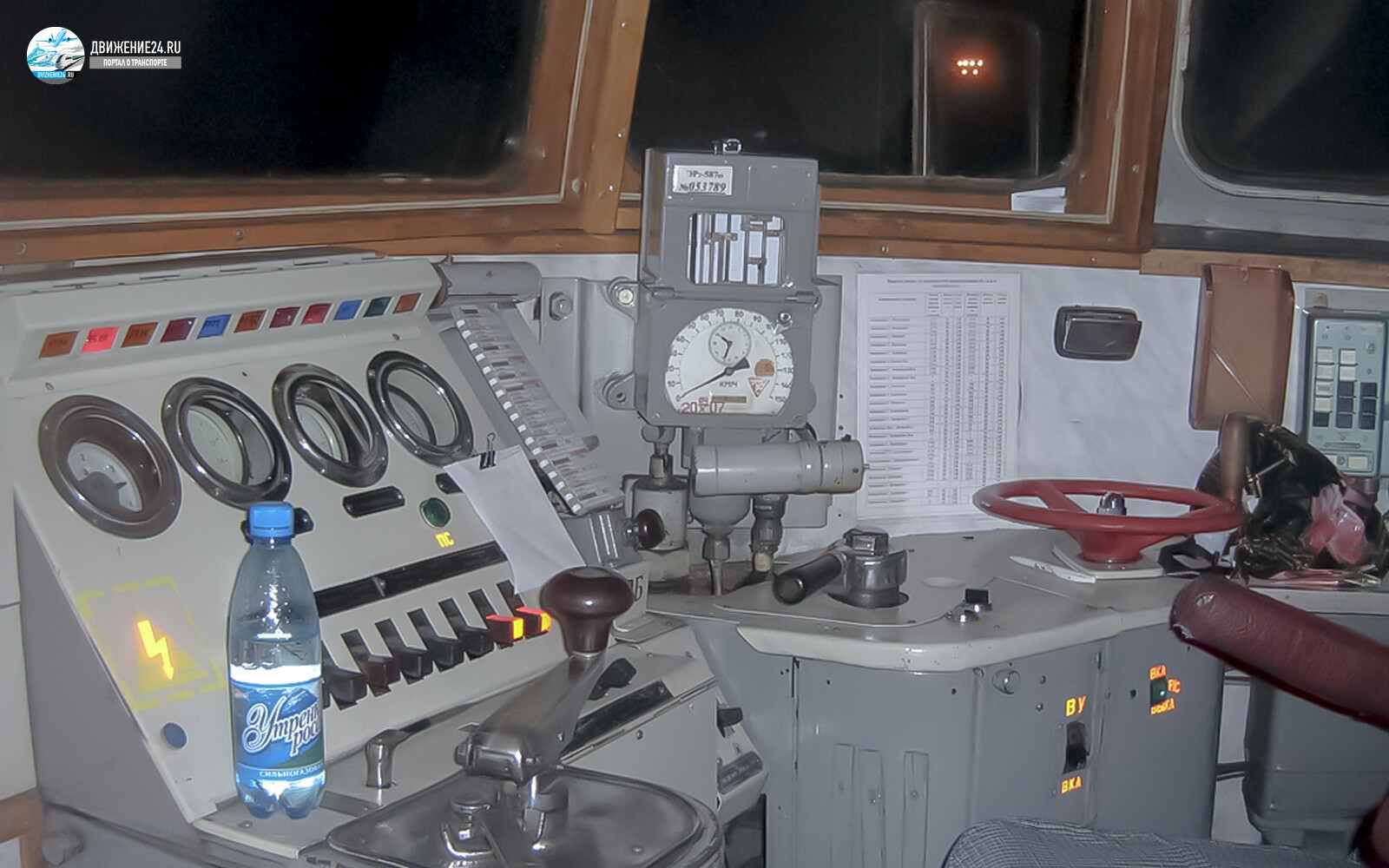 Кабина электропоезда ЭР2