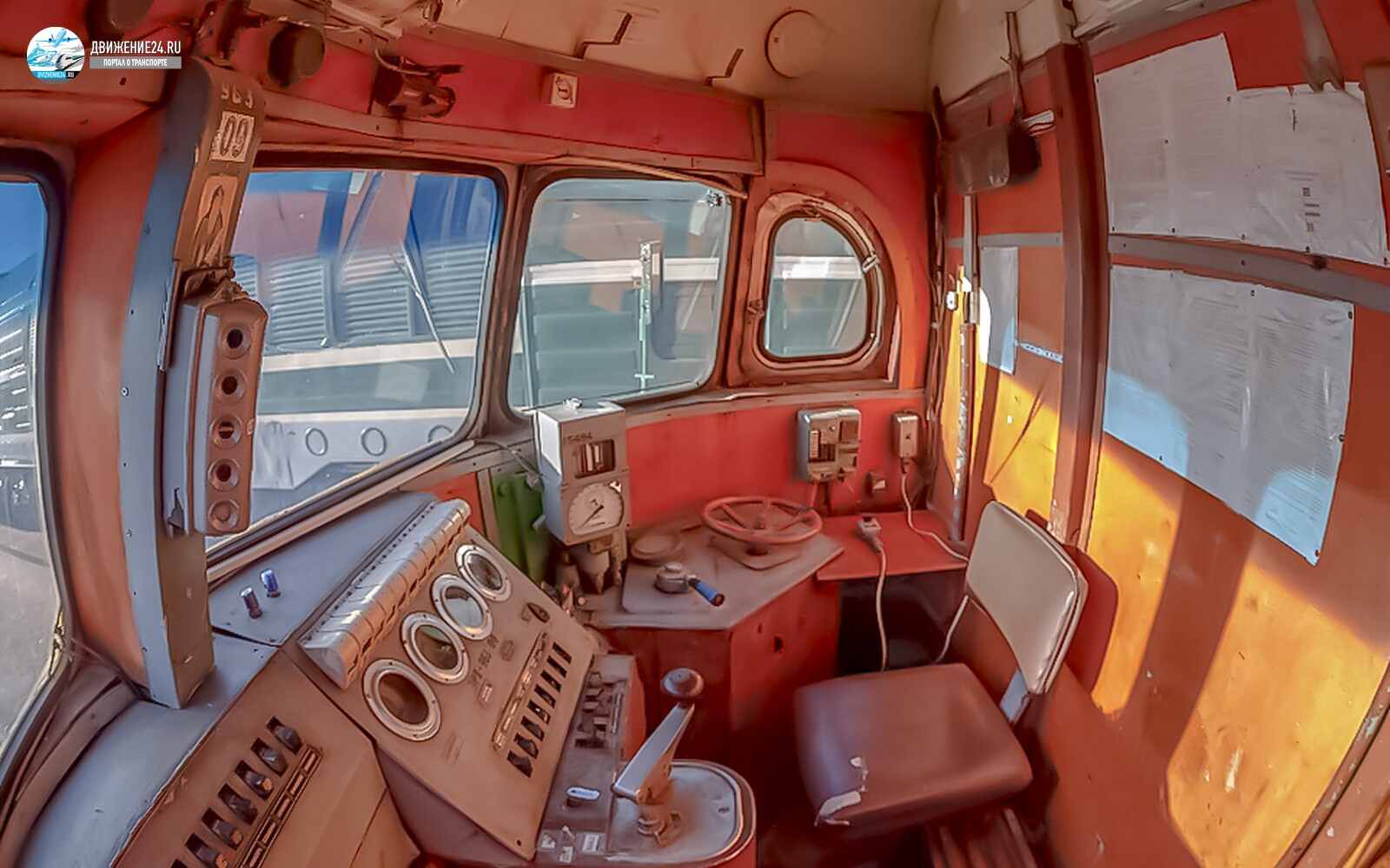 Кабина электропоезда ЭР2