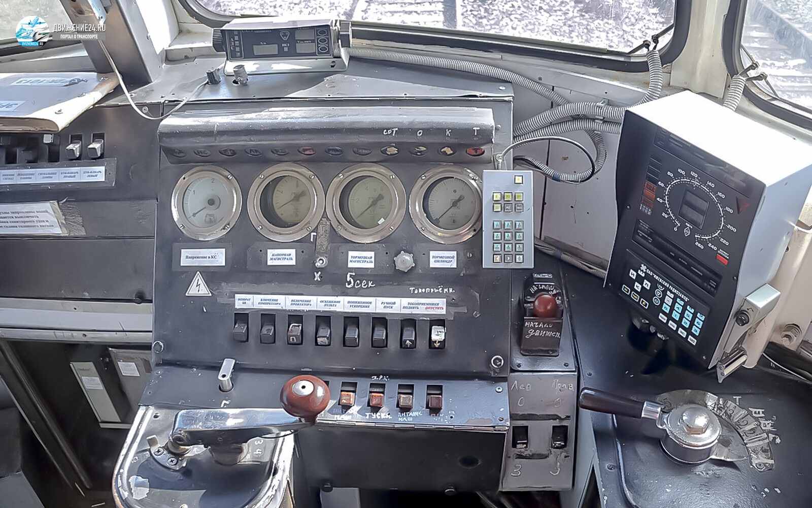 Кабина электропоезда ЭР2