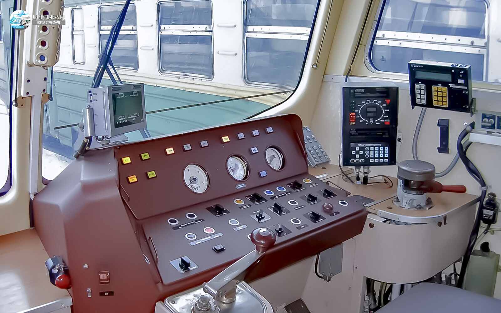 Кабина электропоезда ЭР2