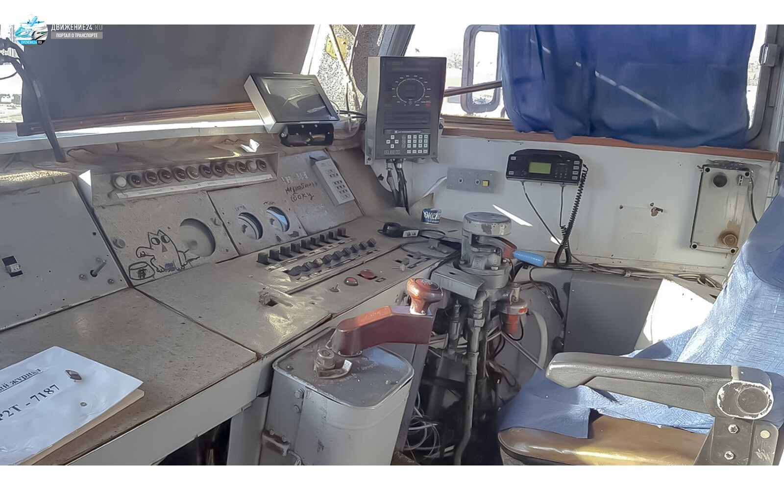 Кабина электропоезда ЭР2Т