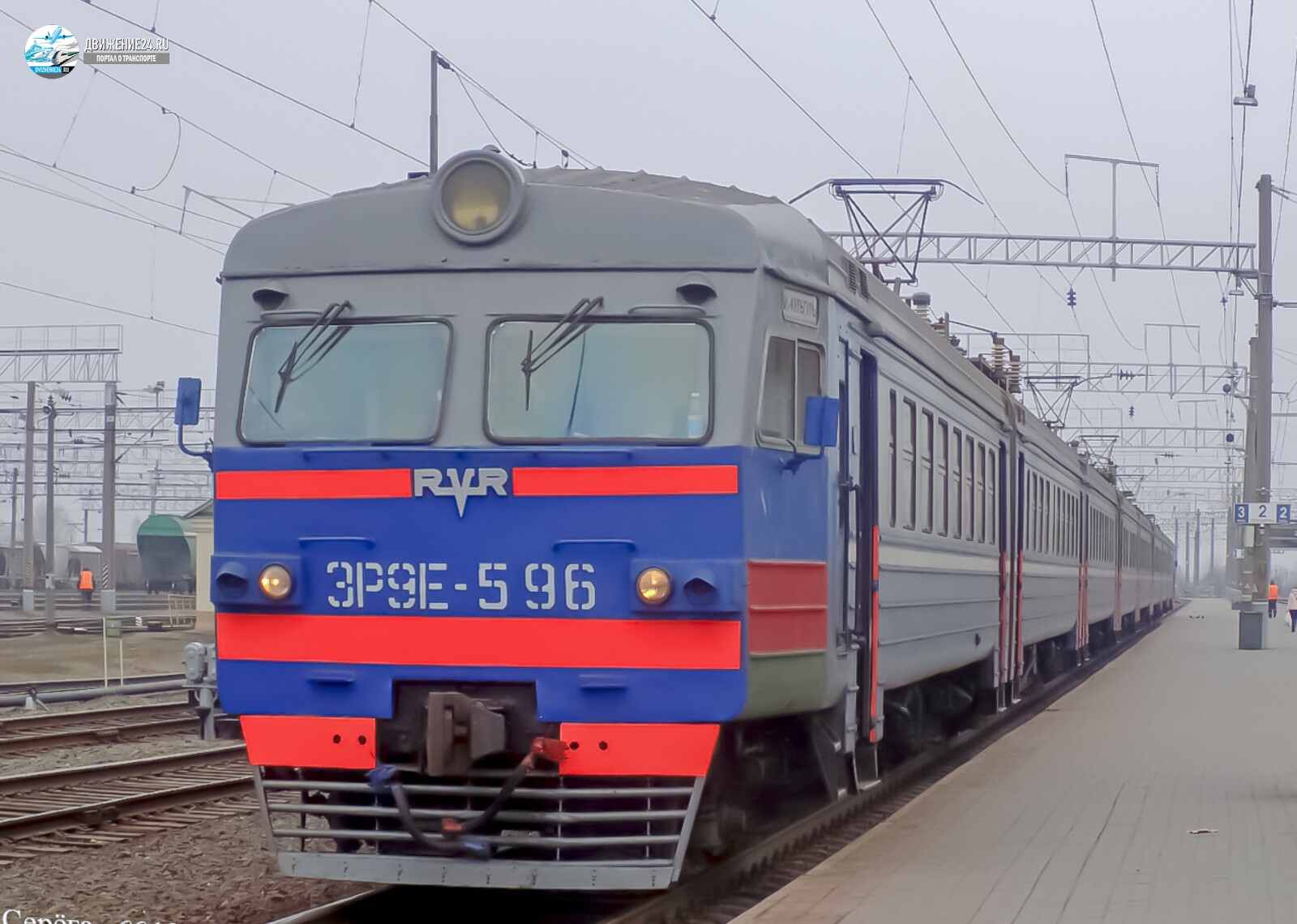 Электропоезд ЭР9Е