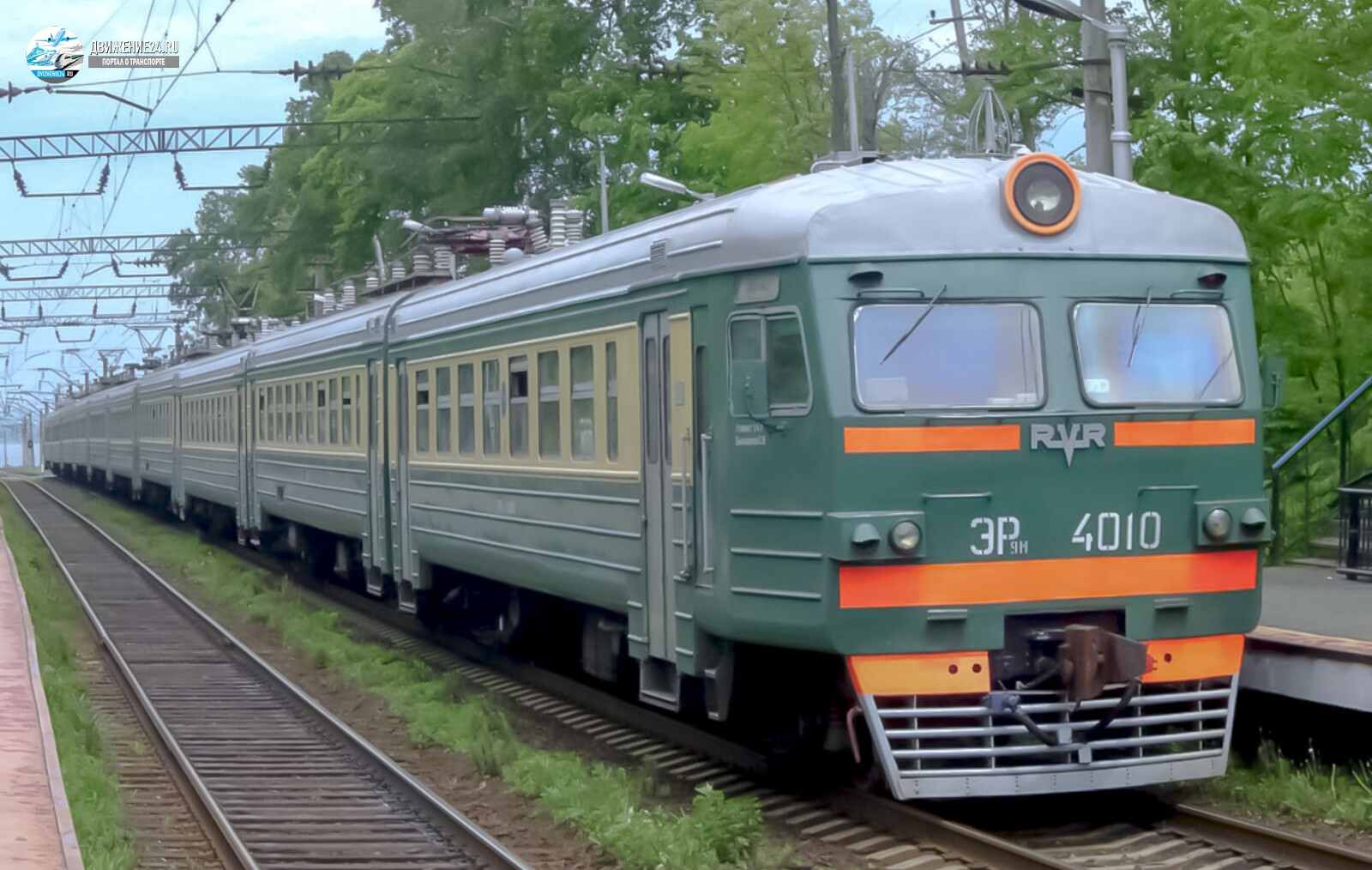 Электропоезд ЭР9М