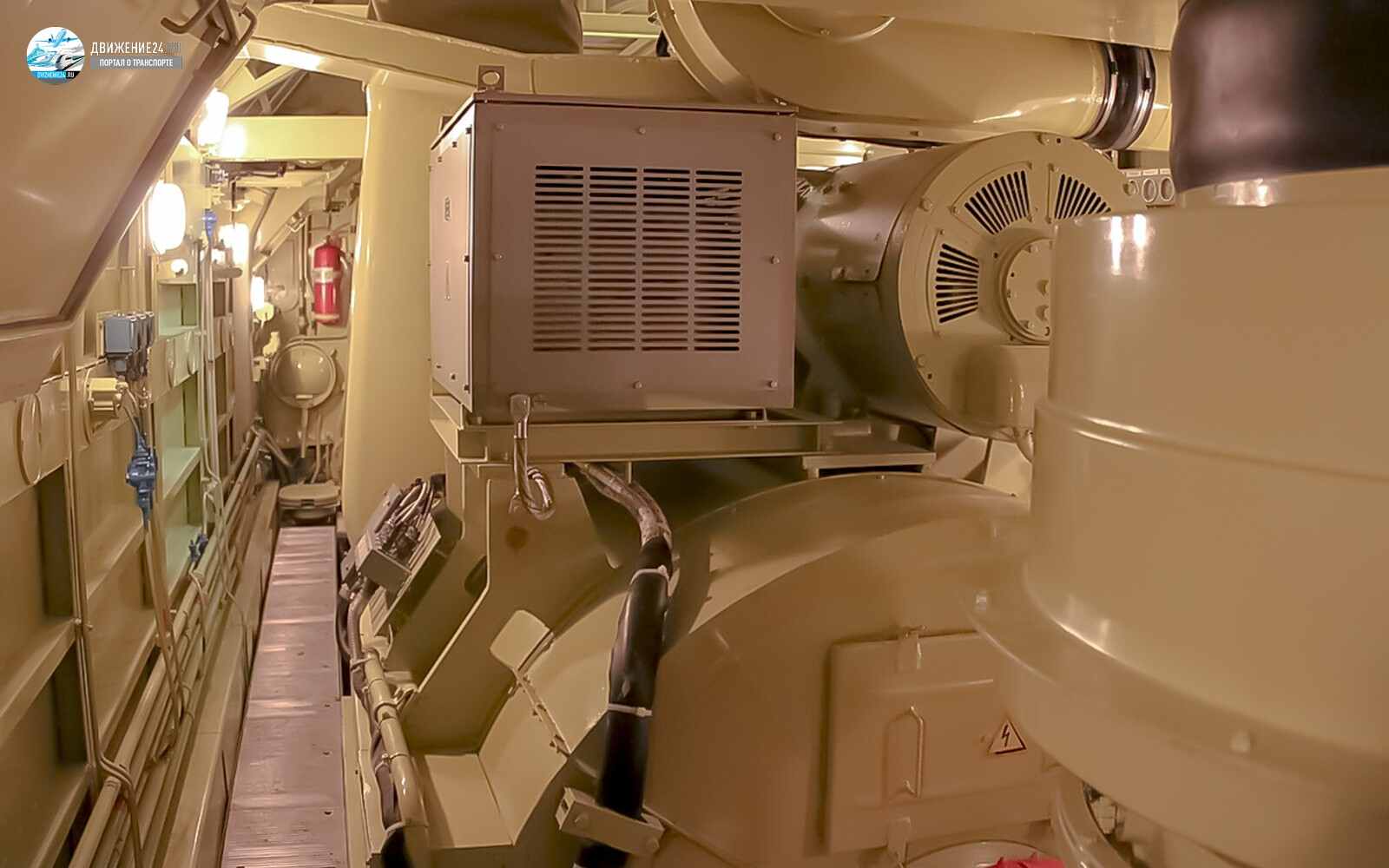 Машинное отделение тепловоза ТЭП70