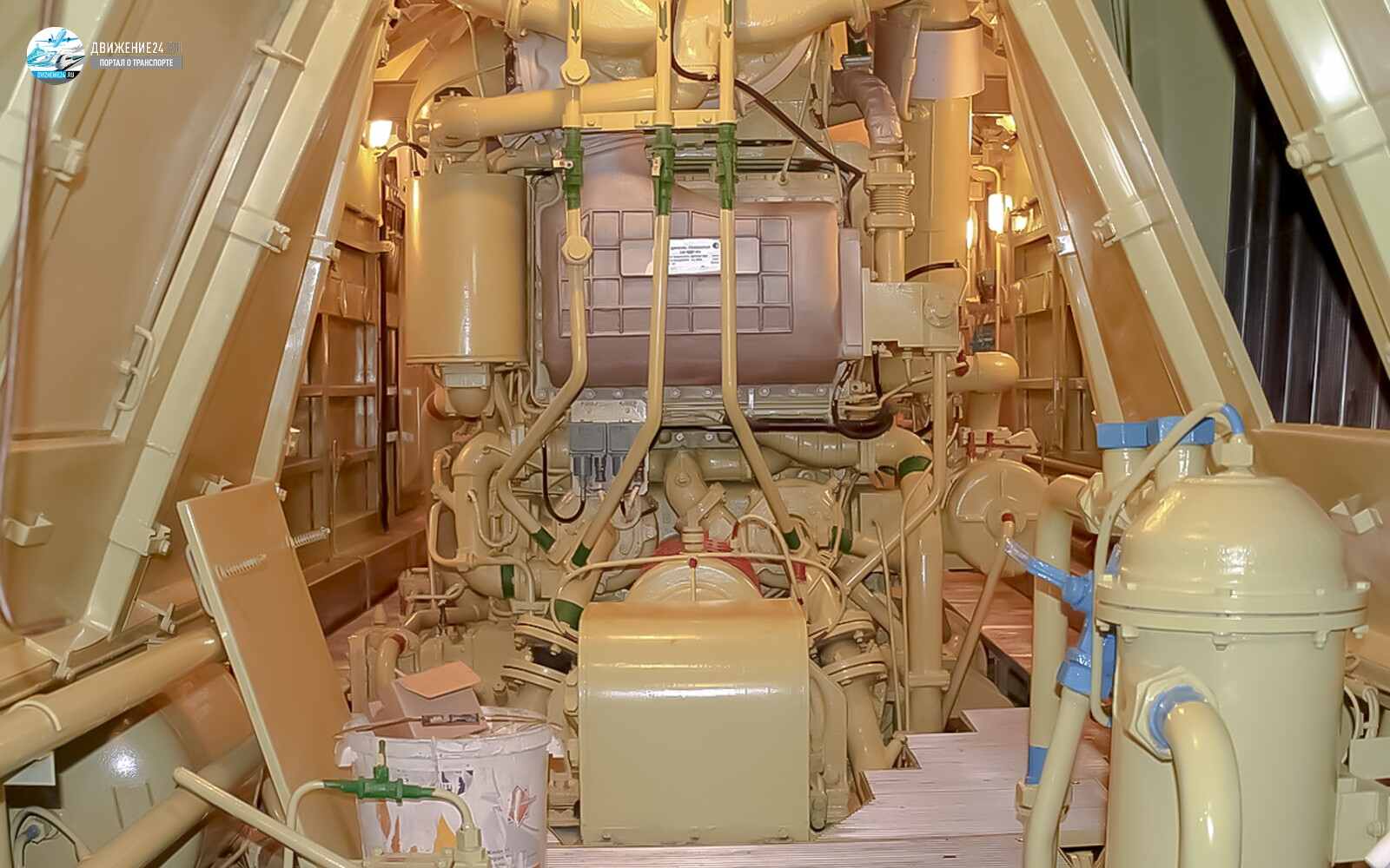 Машинное отделение тепловоза ТЭП70