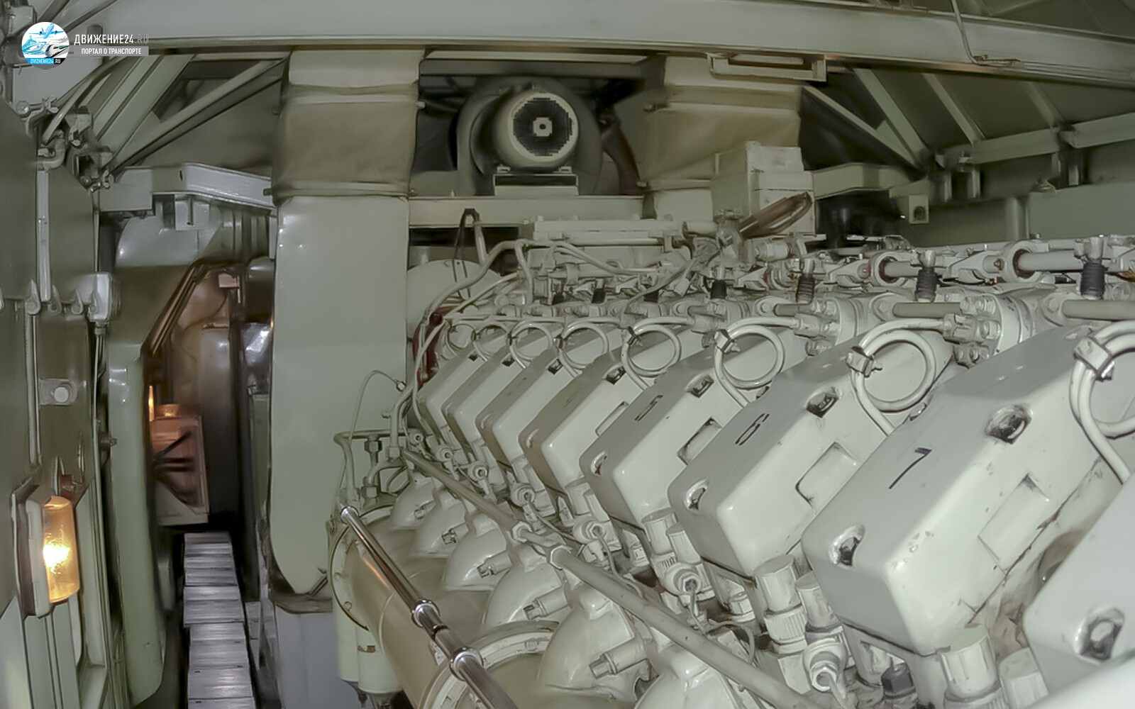 Машинное отделение тепловоза ТЭП70