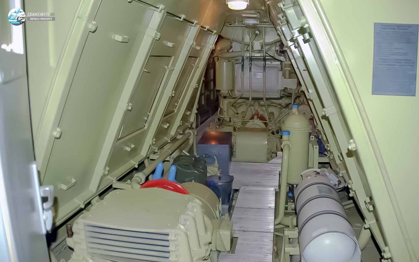 Машинное отделение тепловоза ТЭП70