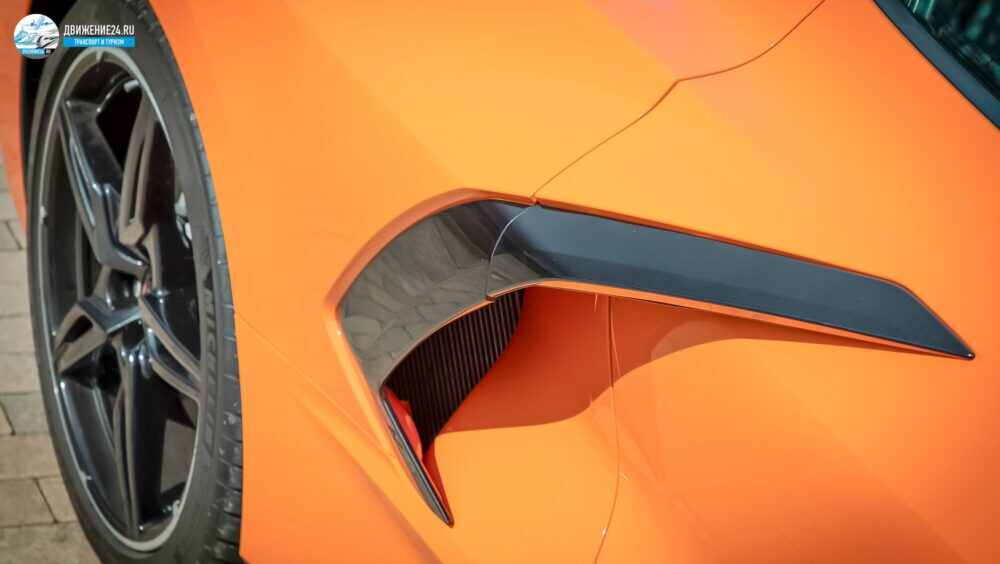 Кабриолет Chevrolet Corvette 2021 года