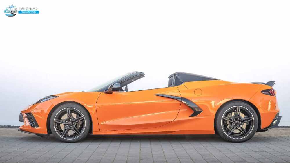 Кабриолет Chevrolet Corvette 2021 года