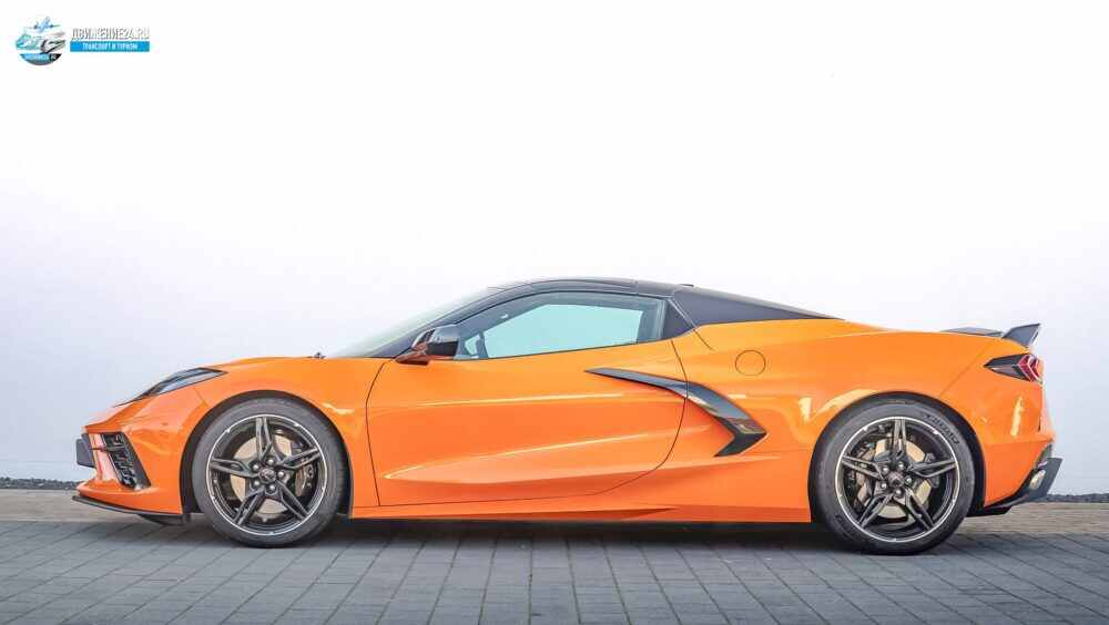 Кабриолет Chevrolet Corvette 2021 года