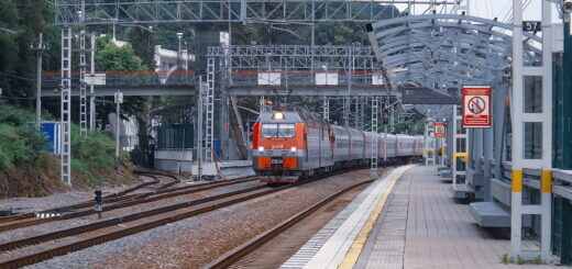 Электровоз 2ЭС4К ведет поезд