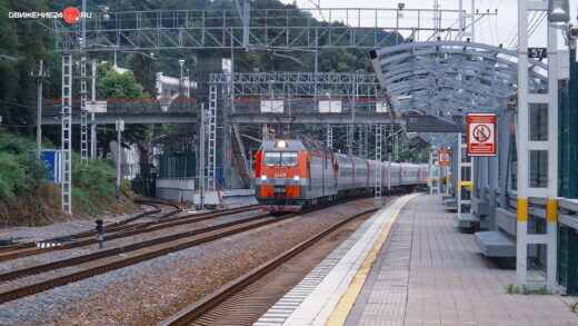 Электровоз 2ЭС4К ведет поезд