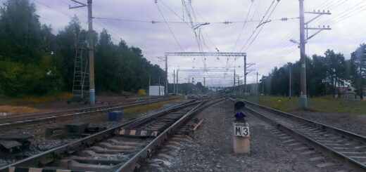 Железнодорожный светофор на путях и стрелочный перевод